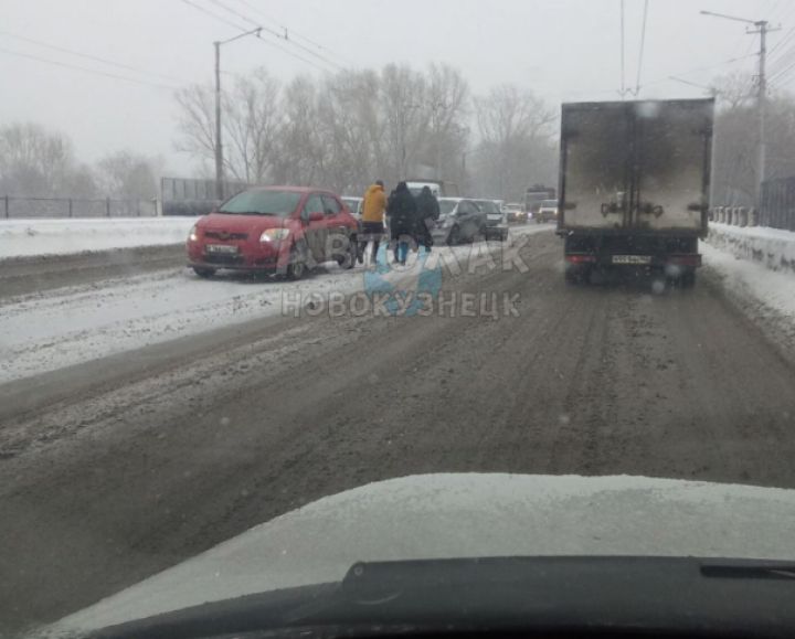 Авария затруднила проезд по мосту в Новокузнецке