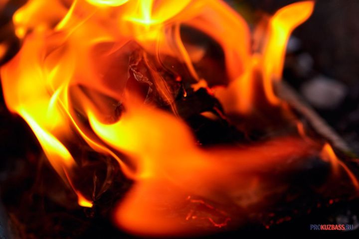 Пожар охватил частный дом в кузбасском городе