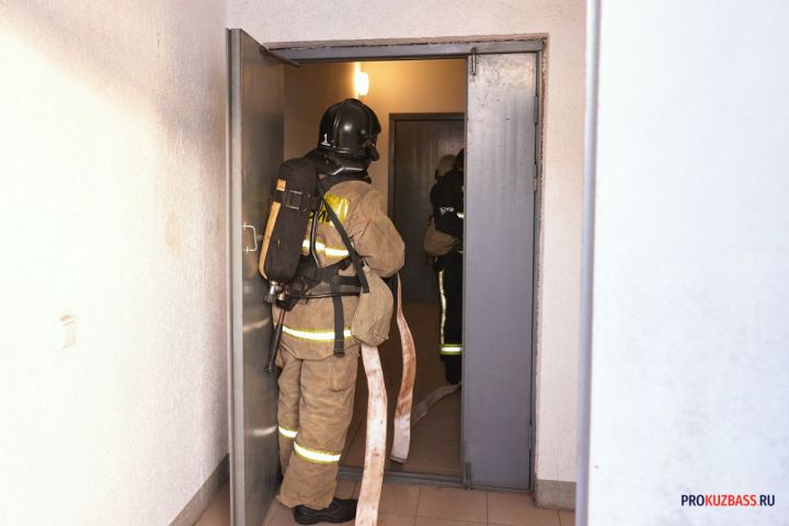 Пожарные съехались к многоквартирному дому с магазинами на проспекте в Кемерове