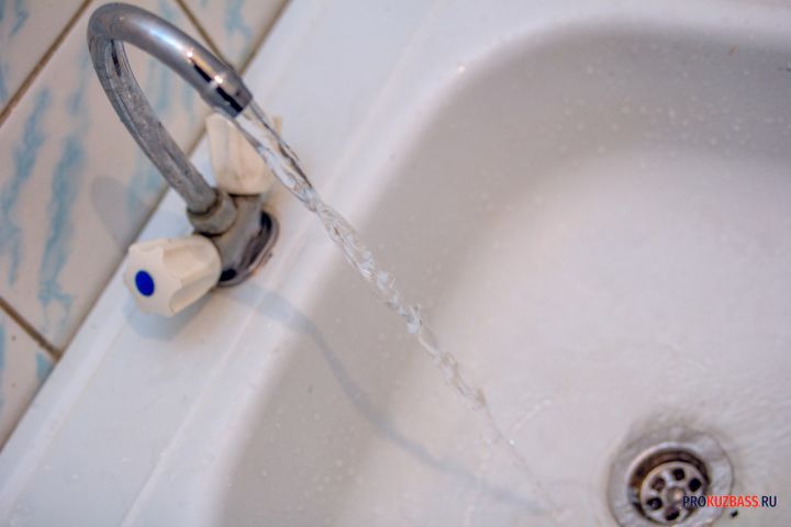 Повреждение на водопроводе оставило без холодной воды часть района в Новокузнецке