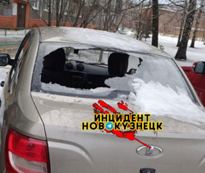 Мужчина в Новокузнецке разбил оставленную на стоянке машину