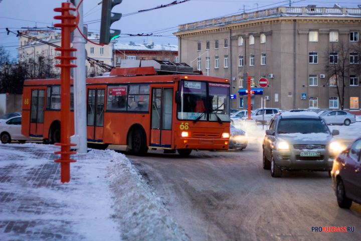 Троллейбус внезапно покатился назад на проспекте в Кемерове
