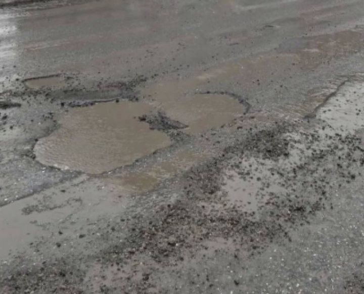 «Машины пробивают колеса»: яма посреди оживленного проспекта в Кемерове разгневала автомобилистов
