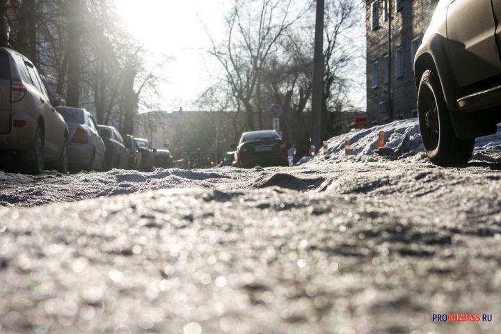 Правоохранители выявили наледь и снежные накаты на дорогах в Новокузнецке