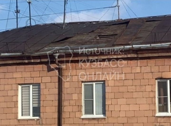 Жильцы многоквартирного дома в Кемерове пожаловались на дырявую крышу