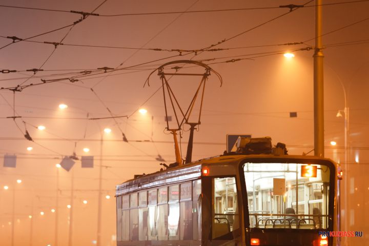 Момент ДТП с трамвае на оживленном проспекте в Новокузнецке попал на видео