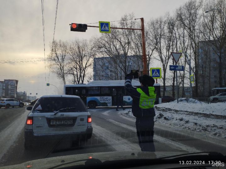 Движение на оживленном перекрестке в Кемерове оказалось затруднено из-за аварии