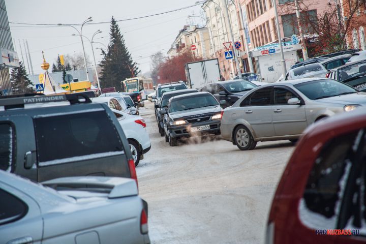 Семибалльные пробки сковали дороги в Кемерове в вечерний час пик
