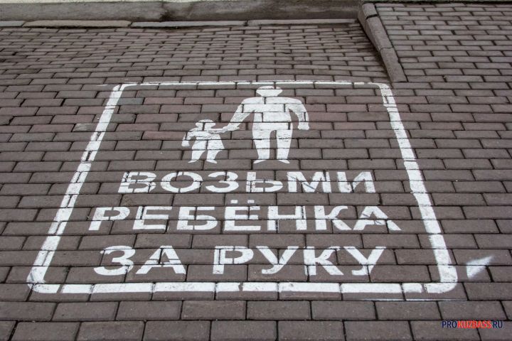 Лихач на скорости проехал по пешеходному переходу со школьницей в центре Кемерова