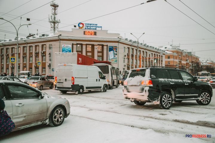 Лихач грубо нарушил ПДД на перекрестке около ТЦ в Кемерове
