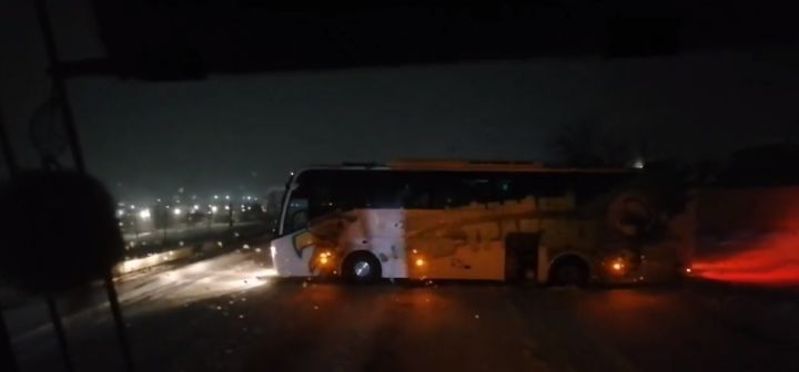 Автобус полностью парализовал движение по дороге в районе поселка в Кузбассе