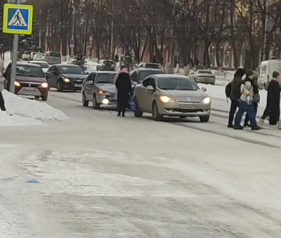 замени одним словом. добрый человек одним словом. например одну слову. несколько человек одним словом. фразеологизм.