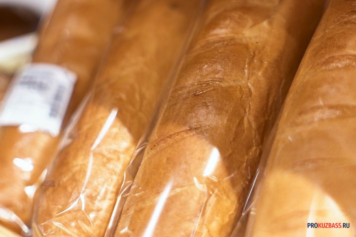 Кузбассовец обнаружил на прилавке супермаркета покрытый плесенью хлеб