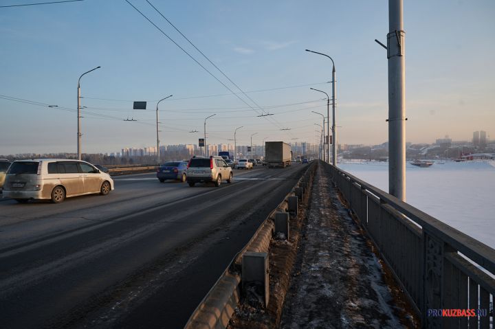 Около 50% водителей в Кемерове отказались от идеи пересесть на автобусы на время ремонта моста через Томь