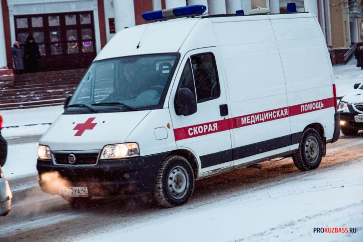 Грузовик протаранил скорую помощь около АЗС в Кемерове