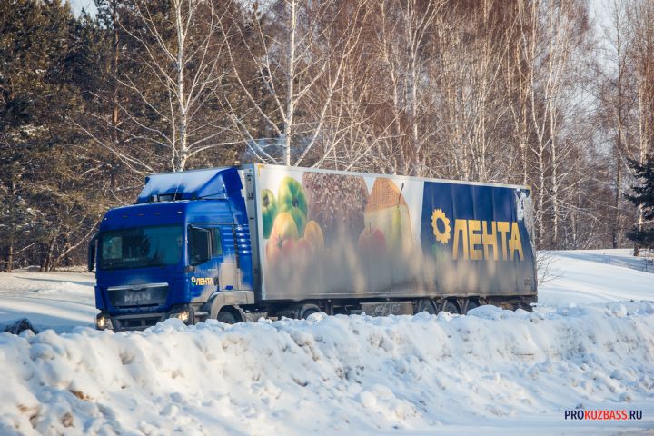 ДТП с фурами заблокировало проезд по перекрестку в Кемерове