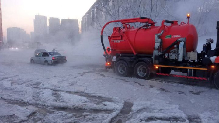 Машины вмерзли в лед на бульваре в Кемерове из-за коммунального ЧП 