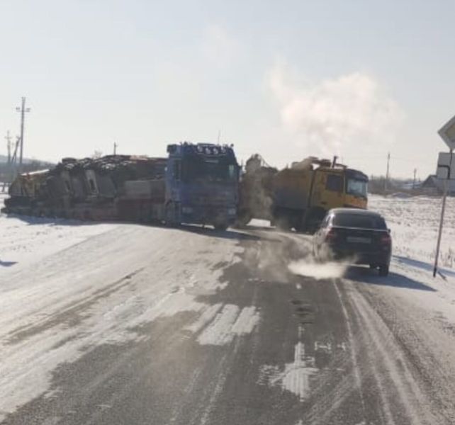 ДТП с грузовиками полностью заблокировало проезд по участку трассы в Кузбассе