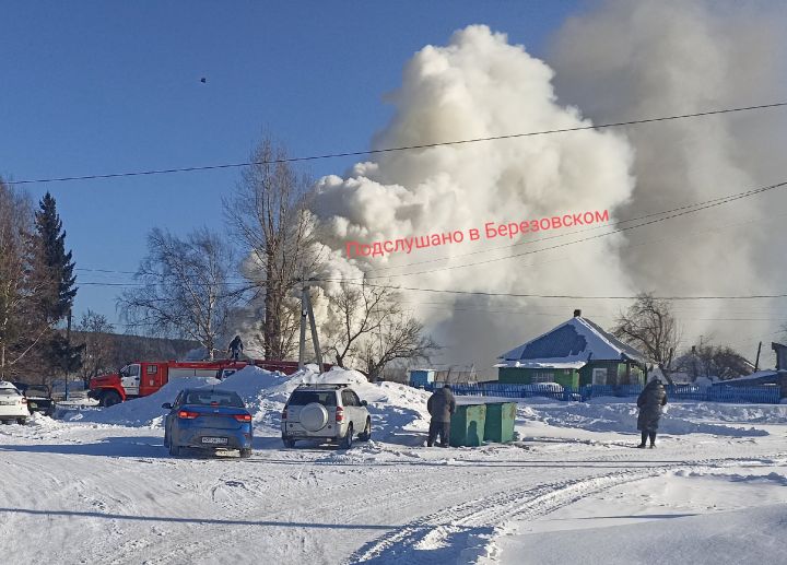 Огонь охватил жилой дом в кузбасском поселке