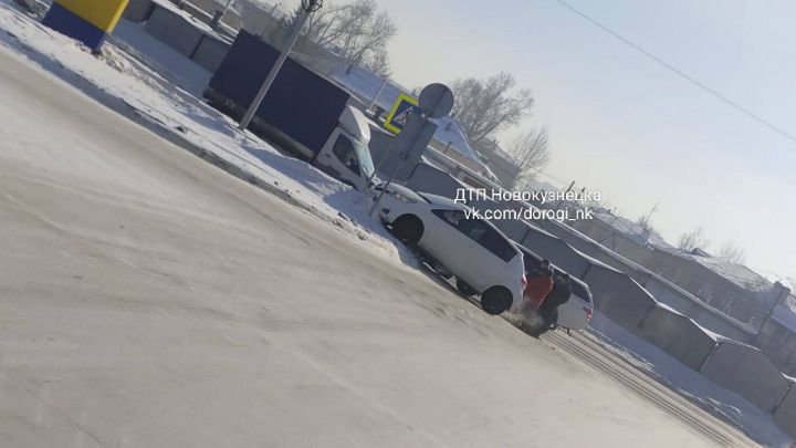 Легковушка въехала в дорожный знак около гипермаркета в Новокузнецке