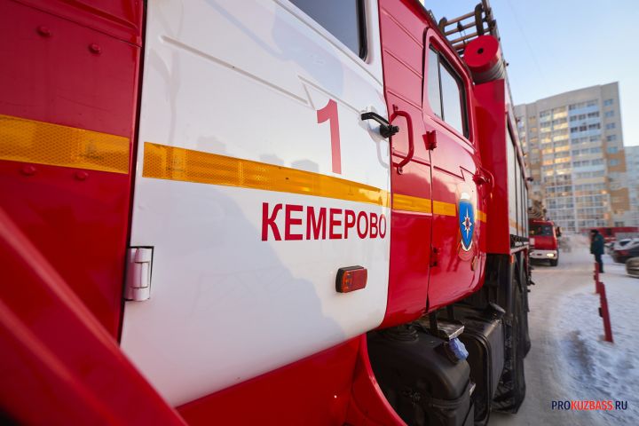 Экстренные службы съехались к больнице в центре Кемерова