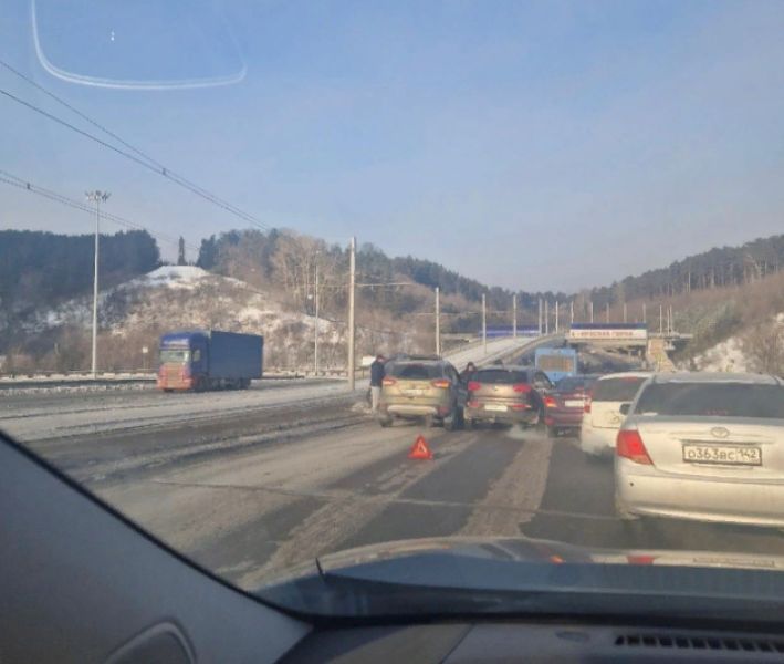 Массовая авария произошла на мосту в Кемерове 