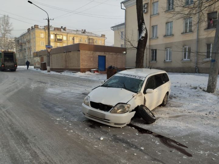 Мужчина пострадал при столкновении легковушки со столбом в Новокузнецке