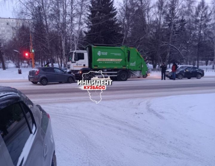 Молодая девушка попала в больницу после ДТП с мусоровозом и иномаркой в Кемерове