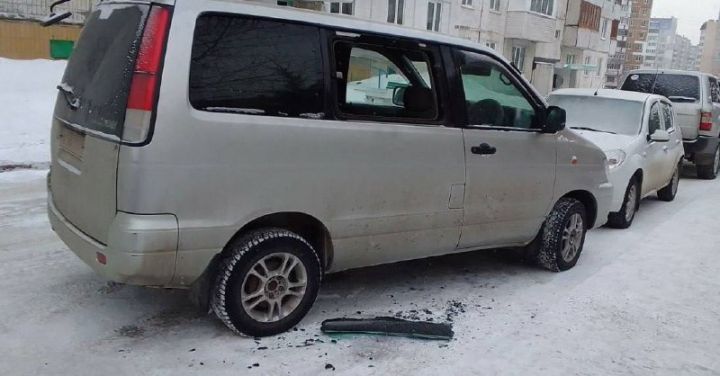 Неизвестные вытащили все ценное из припаркованной около дома машины в Кемерове