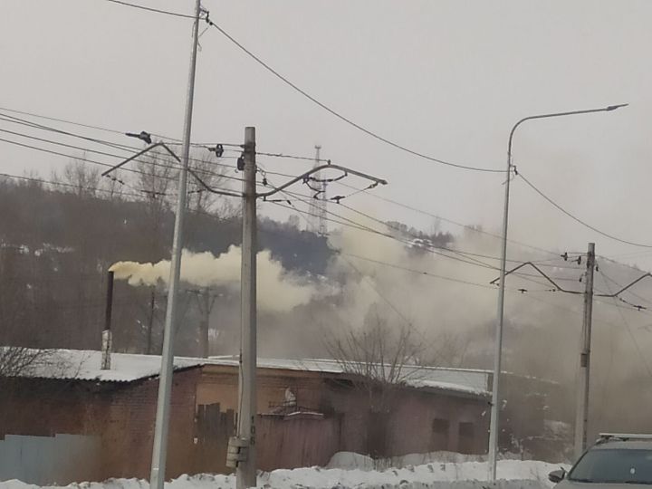 Власти заинтересовались едким дымом из труб здания в одном из проездов Новокузнецка