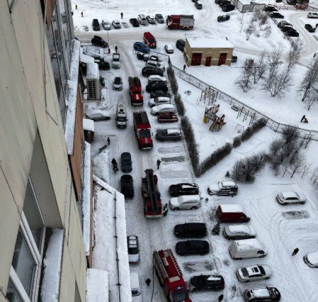 Трое взрослых и ребенок оказались в смертельной опасности при пожаре в многоэтажке в Новокузнецке
