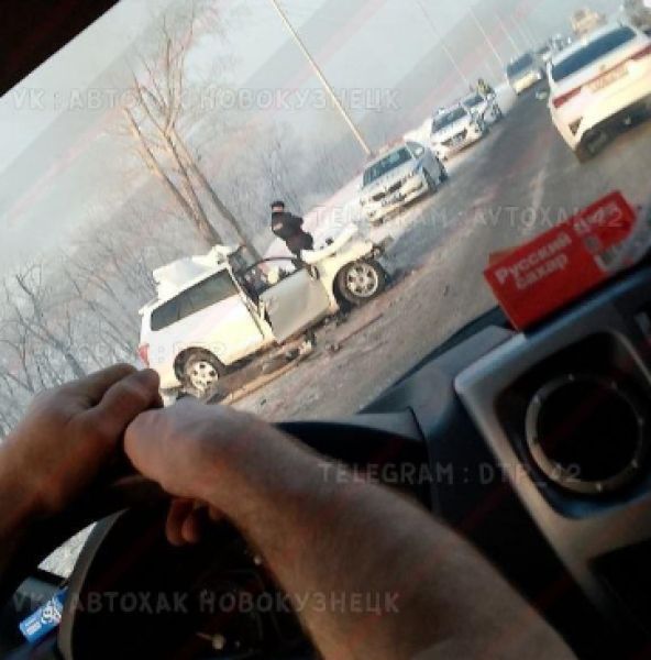Автомобиль превратился в груду металла в результате ДТП с автобусом около аэропорта в Новокузнецке