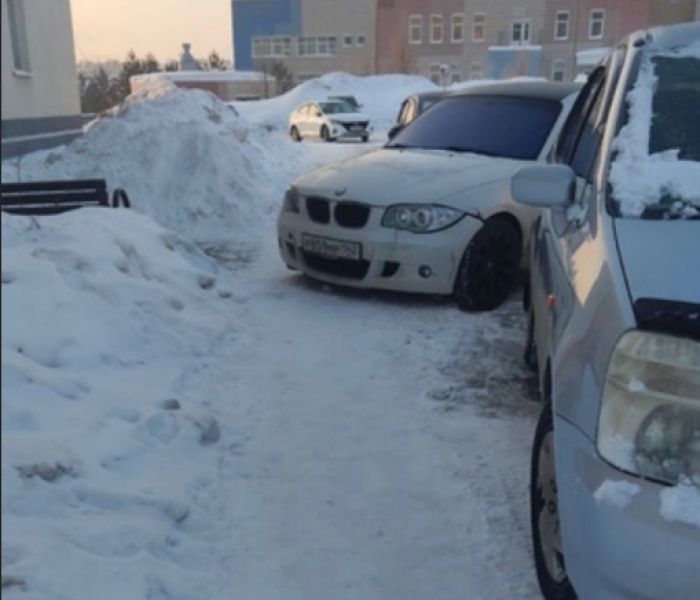 «Король парковки» на BMW заблокировал тротуар на Лесной Поляне в Кемерове