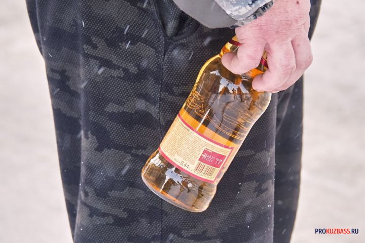 Пьяный дебошир бутылкой разгромил дверь ночного клуба в Новокузнецке
