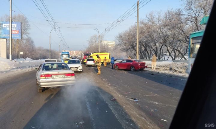 Экстренные службы прибыли к месту жесткого ДТП в Кемерове