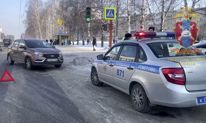 Автомобилист сбил женщину и ребенка на пешеходном переходе в Кемерове