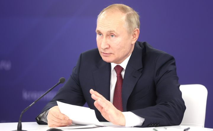 Путин: более 400 млрд рублей пойдут на программы капремонта школ и детских садов