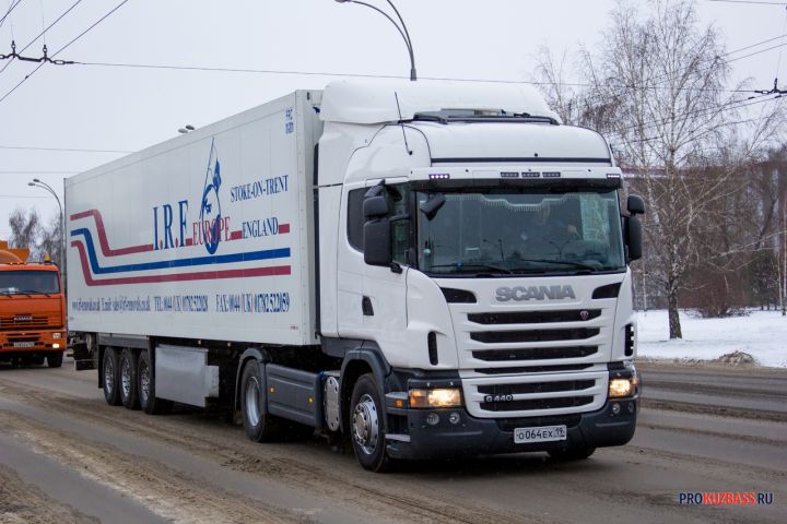Движение транзитного грузового транспорта в Кемерове ограничено из-за снегопада