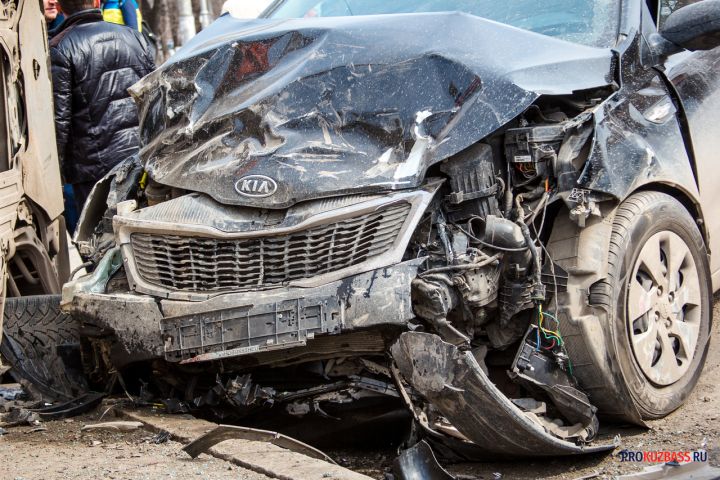 Соцсети: машина улетела в кювет после жесткого ДТП на трассе в Кузбассе