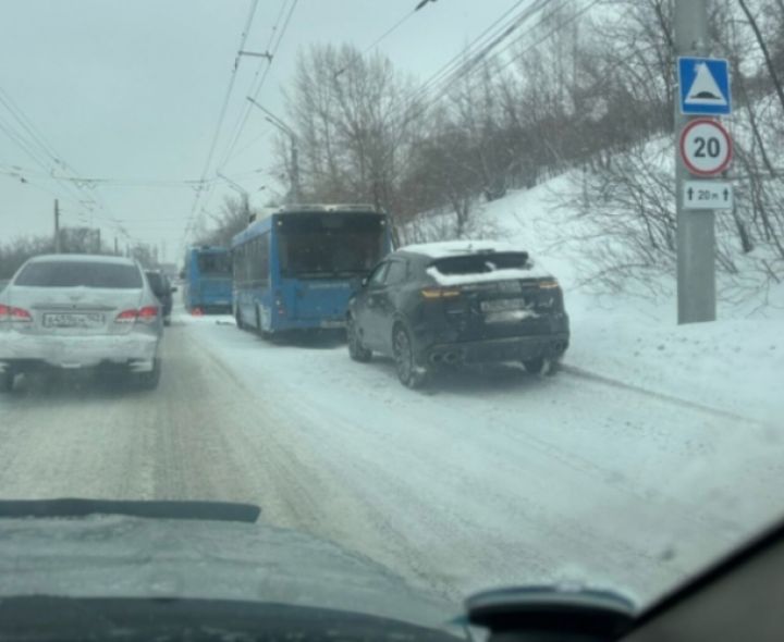 Авария с пассажирскими автобусами произошла на шоссе в Новокузнецке