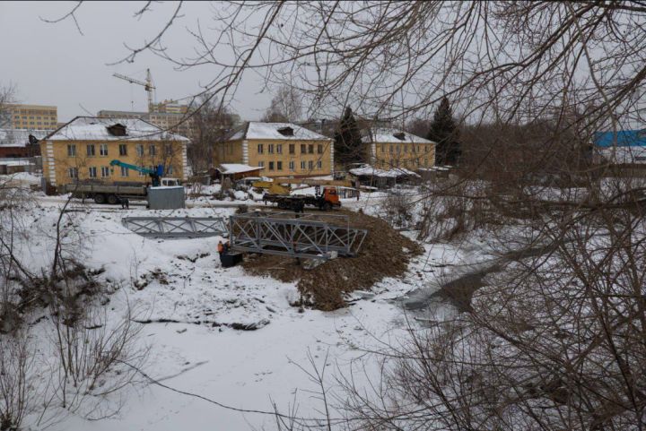 Специалисты приступили к установке технического моста через Искитимку в Кемерове