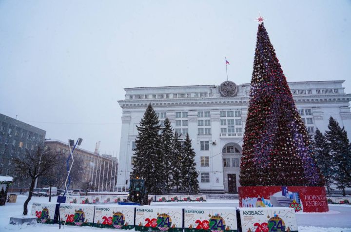 Специалисты начали демонтаж новогодней ели и ледового городка на площади Советов в Кемерове
