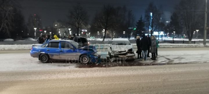 Две легковушки жестко столкнулись лоб в лоб посреди улицы в Новокузнецке