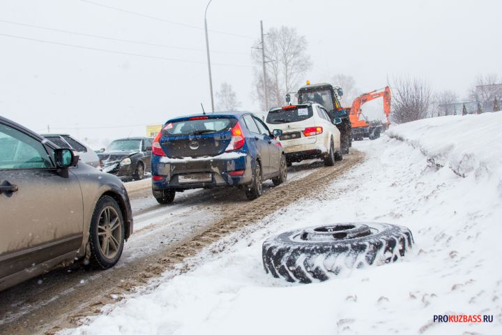 ДТП парализовало движение на шоссе в Новокузнецке