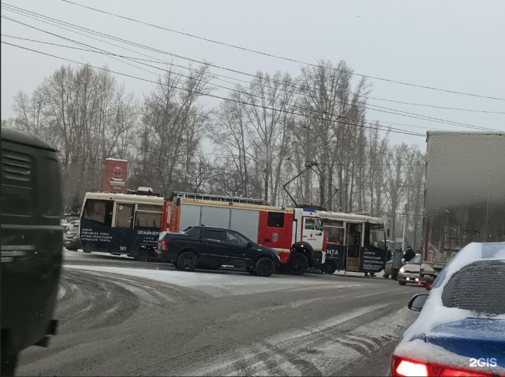 Трамвай протаранил легковушку в Кемерове
