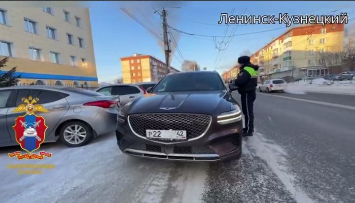 Водитель иномарки в Кузбассе неудачно попытался избежать штрафов при помощи снега
