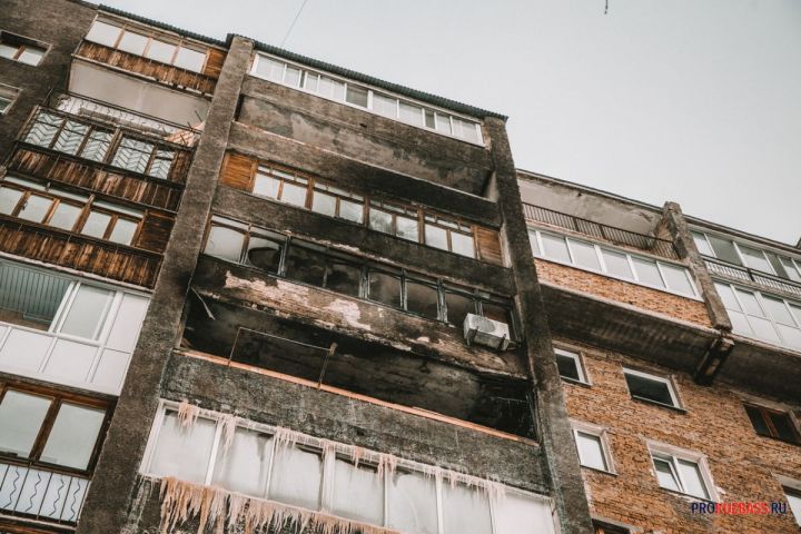 Серьезный пожар заблокировал в многоквартирном доме в Кузбассе двоих человек