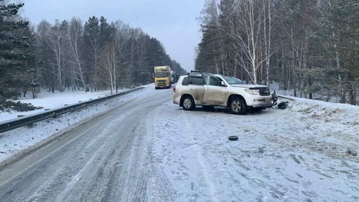 Водитель Land Cruiser погиб при столкновении с фурой на трассе в сторону Кемерова