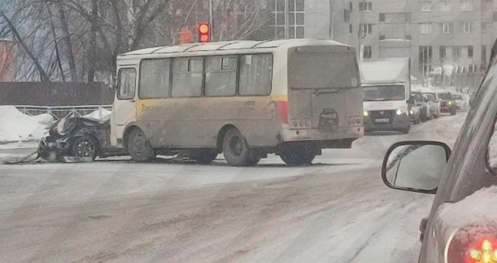 Жесткое ДТП с ПАЗиком и легковушкой произошло около ТЦ в Прокопьевске
