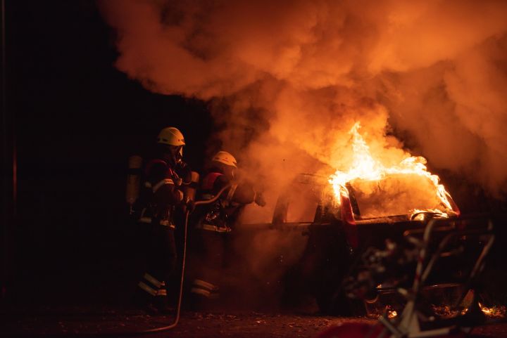 Легковушка загорелась во дворе многоквартирного дома в Кемерове